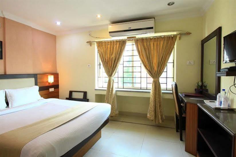 Moments Hotel Kolkata Exterior photo