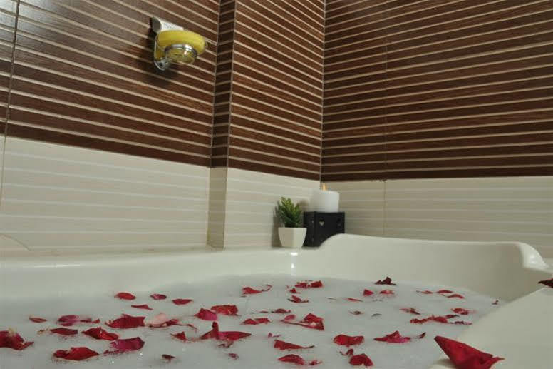Moments Hotel Kolkata Exterior photo
