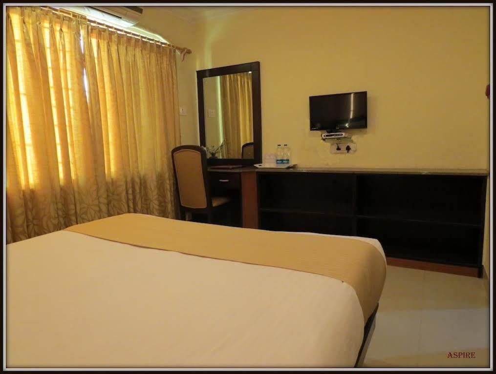 Moments Hotel Kolkata Exterior photo