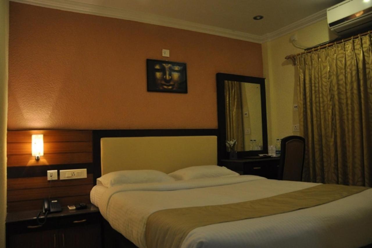 Moments Hotel Kolkata Exterior photo